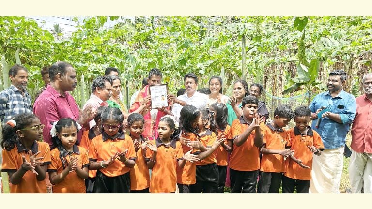 മൈലോട്ടുമൂഴി ജനതാ ഗ്രന്ഥശാല സംഘടിപ്പിച്ച കൃഷിപാഠം പരിപാടി വെള്ളനാട് ബ്ലോക്ക് പഞ്ചായത്ത് അംഗം  കെ രാമചന്ദ്രൻ ഉദ്ഘാടനം ചെയ്യുന്നു