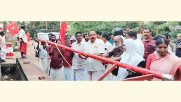 കെഎസ്കെടിയു നെയ്യാറ്റിൻകര ഏരിയ സമ്മേളന നഗരിയിലേക്കുള്ള കൊടിമരം സിപിഐ എം ഏരിയ സെക്രട്ടറി ടി ശ്രീകുമാറിൽനിന്ന് കെഎസ്കെടിയു
ഏരിയ സെക്രട്ടറി ആർ എസ് രാജേഷ് ഏറ്റുവാങ്ങുന്നു
