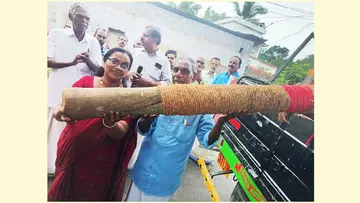 കെഎസ്കെടിയു പാറശാല ഏരിയ സമ്മേളനത്തോടനുബന്ധിച്ചുള്ള കൊടിമര ജാഥ യൂണിയൻ ജില്ലാ വൈസ് പ്രസിഡന്റ് കെ അംബിക ജാഥാ ക്യാപ്റ്റൻ ജെ രാജുവിന് കൈമാറി ഉദ്ഘാടനം ചെയ്യുന്നു