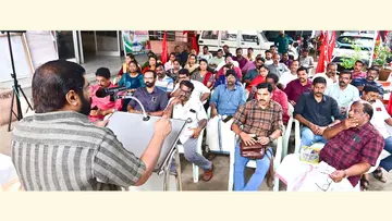 കെഎസ്ആർടിഇഎ ട്രാൻസ്പോർട്ട് ഭവന് മുന്നിൽ നടത്തുന്ന അനിശ്ചിതകാല സമരത്തിന്റെ രണ്ടാംദിനം  എസ് പി ദീപക് ഉദ്ഘാടനം ചെയ്യുന്നു