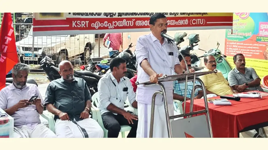 കെഎസ്‌ആർടിഇഎ ട്രാൻസ്പോർട്ട് ഭവനുമുന്നിൽ നടത്തുന്ന അനിശ്ചിതകാല ധർണ 12ാം ദിവസം സി കെ ഹരികൃഷ്‌ണൻ ഉദ്ഘാടനംചെയ്യുന്നു