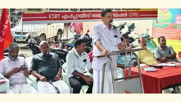 കെഎസ്‌ആർടിഇഎ ട്രാൻസ്പോർട്ട് ഭവനുമുന്നിൽ നടത്തുന്ന അനിശ്ചിതകാല ധർണ 12ാം ദിവസം സി കെ ഹരികൃഷ്‌ണൻ ഉദ്ഘാടനംചെയ്യുന്നു