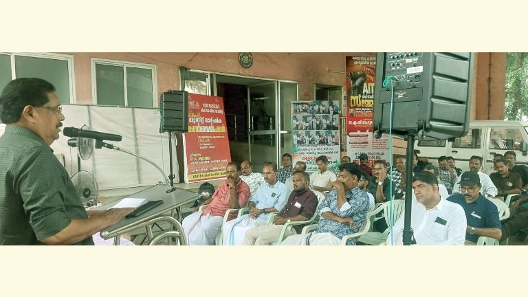 കെഎസ്‌ആർടിഇഎ ട്രാൻസ്‌പോർട്ട്‌ ഭവൻ സമരം സിഐടിയു അഖിലേന്ത്യ വർക്കിങ്‌ കമ്മിറ്റി അംഗം പുല്ലുവിള സ്റ്റാൻലി  ഉദ്ഘാടനം ചെയ്യുന്നു