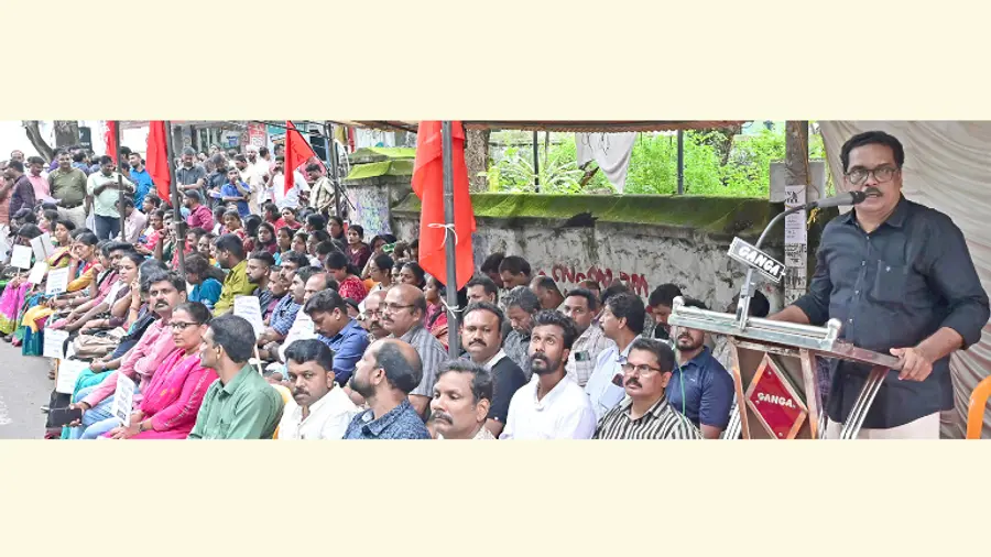 ഡിജിഇ ഓഫീസിന് മുന്നിൽ കെഎസ്ടിഎ സംഘടിപ്പിച്ച ധര്ണ സംസ്ഥാന സെക്രട്ടറി എ നജീബ് ഉദ്ഘാടനംചെയ്യുന്നു