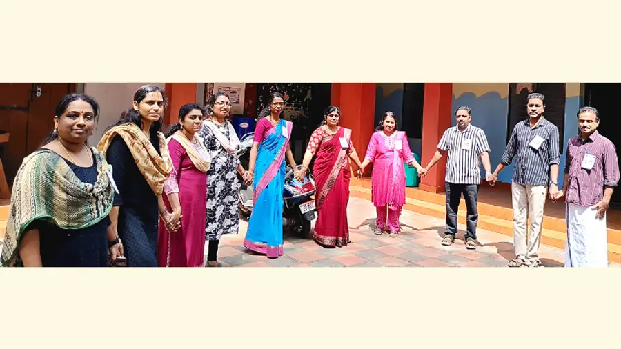 അധ്യാപകർ പൂജപ്പുര ഗവ. യുപിഎസിൽ സംഘടിപ്പിച്ച പ്രതിഷേധ ശൃംഖല