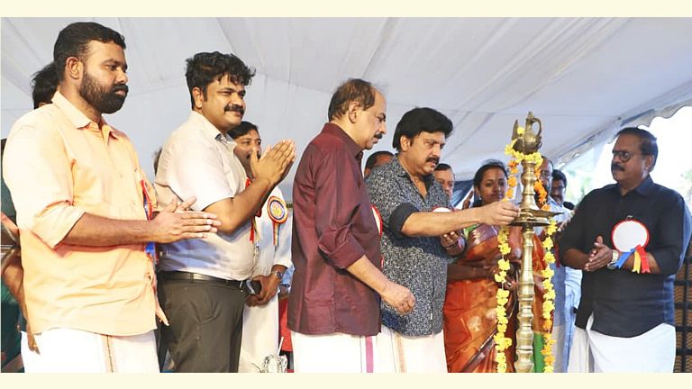 ഡ്രൈവിങ് സ്കൂളും പ്രവേശന കവാടവും പുതിയ സർവീസുകളും  മന്ത്രി കെ ബി ഗണേഷ് കുമാർ ഉദ്ഘാടനം ചെയ്യുന്നു