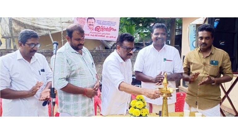 കാട്ടാക്കട മണ്ഡലത്തിൽ വിവിധ റോഡുകളുടെ നിർമാണോദ്ഘാടനം ഐ ബി സതീഷ് എംഎൽഎ നിർവഹിക്കുന്നു 