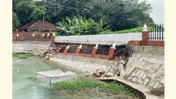 കീഴാവൂർ വാർഡിൽ നിർമ്മിച്ച ക്ഷേത്ര കുളത്തിന്റെ സംരക്ഷണ  ഭിത്തി തകർന്നപ്പോൾ