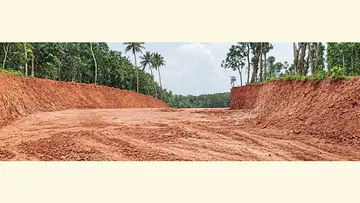 വെള്ളറടയിലെ പുരയിടത്തിലെ മണ്ണിടിച്ചുമാറ്റിയ നിലയിൽ
