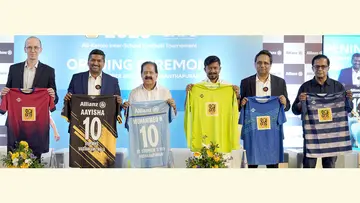 അലയൻസ് സർവീസസ് ഇന്ത്യ സംഘടിപ്പിക്കുന്ന സ്കൂൾതല ഫുട്ബോൾ ടൂർണമെന്റ് 'വേണ്ട കപ്പി'ന്റെ  ജേഴ്സികൾ പുറത്തിറക്കിയപ്പോൾ
