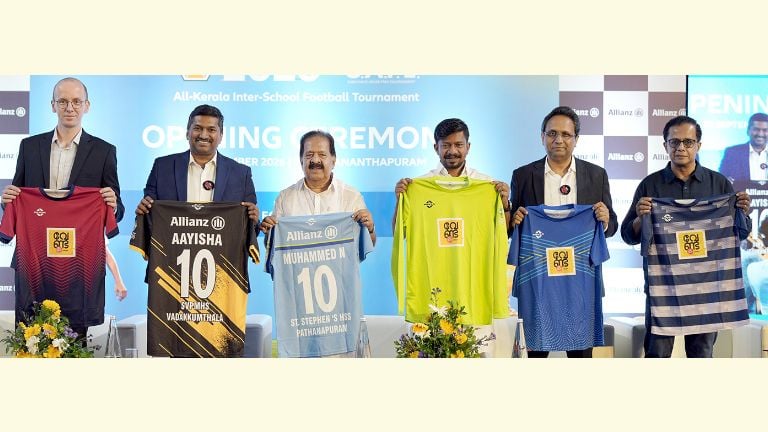 അലയൻസ് സർവീസസ് ഇന്ത്യ സംഘടിപ്പിക്കുന്ന സ്കൂൾതല ഫുട്ബോൾ ടൂർണമെന്റ് 'വേണ്ട കപ്പി'ന്റെ  ജേഴ്സികൾ പുറത്തിറക്കിയപ്പോൾ