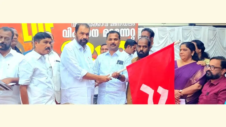 വട്ടിയൂർക്കാവ് മണ്ഡലം വികസന സന്ദേശ ജാഥ മന്ത്രി വി ശിവൻകുട്ടി ജാഥാ ക്യാപ്റ്റൻ വി കെ പ്രശാന്ത് എംഎൽഎയ്ക്ക്  പതാക കൈമാറി ഉദ്ഘാടനം ചെയ്യുന്നു