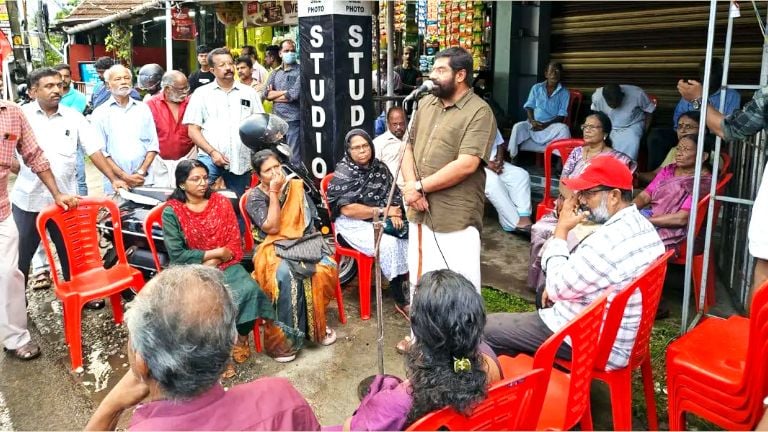 വലിയവിള ജങ്‌ഷനിൽ സംഘടിപ്പിച്ച സായാഹ്ന ധർണ കൗൺസിലർ എസ് പി ദീപക് ഉദ്ഘാടനം ചെയ്യുന്നു 
