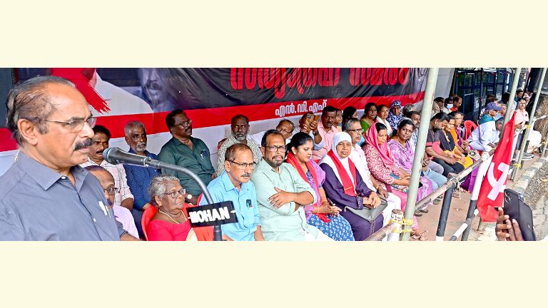 കാപ്പാ കേസ് പ്രതിയായ ബിജെപി കൗൺസിലർ സു​ഗതനെ കൗൺസിലിൽനിന്ന് പുറത്താക്കണമെന്ന് ആവശ്യപ്പെട്ടുകൊണ്ട് എൽഡിഎഫ് നടത്തുന്ന  സത്യ​ഗ്രഹം സിപിഐ എം സംസ്ഥാന കമ്മിറ്റി അം​ഗം ഡി കെ മുരളി ഉദ്ഘാടനം ചെയ്യുന്നു