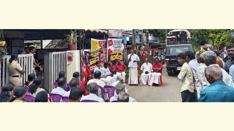     കോട്ടുകാൽ പഞ്ചായത്ത് മാർച്ച് സിപിഐ എം ജില്ലാ കമ്മിറ്റി അംഗം പി രാജേന്ദ്രകുമാർ ഉദ്ഘാടനം ചെയ്യുന്നു