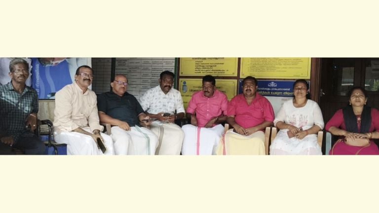 നാവായിക്കുളത്ത് എല്‍ഡിഎഫ്അംഗങ്ങള്‍ കമ്മിറ്റി ബഹിഷ്കരിച്ച് പഞ്ചായത്തിന് മുന്നില്‍ ധര്‍ണ നടത്തിയപ്പോള്‍