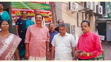 എൽഐസി ഏജന്റുമാരുടെ പ്രക്ഷോഭത്തോടനുബന്ധിച്ചുനടന്ന  വിശദീകരണയോഗം എ സമ്പത്ത്  ഉദ്ഘാടനം ചെയ്യുന്നു