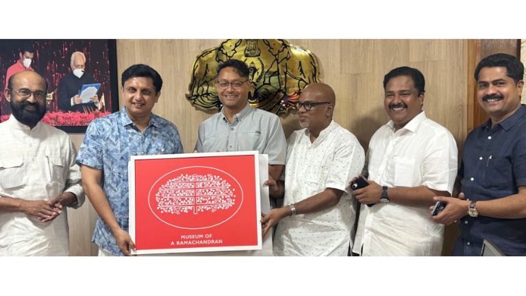 എ രാമചന്ദ്രന്‍ മ്യൂസിയത്തിന്റെ ലോഗോ മന്ത്രി പി എ മുഹമ്മദ് റിയാസ്   പ്രകാശിപ്പിക്കുന്നു