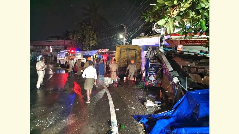 വെള്ളറട നിലമാമൂട്ടിൽ മീൻലോറി കടയിലേക്ക്‌ ഇടിച്ചുകയറിയുണ്ടായ അപകടത്തിൽ പൊലീസും അഗ്നിരക്ഷാസേനയും രക്ഷാപ്രവര്‍ത്തനം നടത്തുന്നു