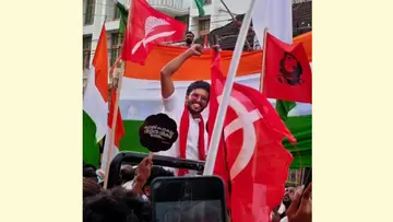 കല്ലറയിലെ കൊട്ടിക്കലാശത്തിൽ എൽഡിഎഫ് സ്ഥാനാർഥി മാലിക് മാങ്കോട്
പ്രവർത്തകരെ അഭിവാദ്യംചെയ്യുന്നു