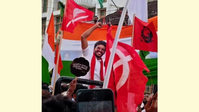 കല്ലറയിലെ കൊട്ടിക്കലാശത്തിൽ എൽഡിഎഫ് സ്ഥാനാർഥി മാലിക് മാങ്കോട്  പ്രവർത്തകരെ അഭിവാദ്യംചെയ്യുന്നു