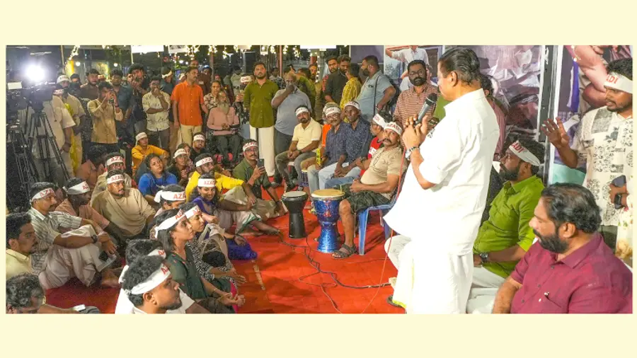 മാനവീയം വീഥിയിൽ ഡിവൈഎഫ്ഐ സംഘടിപ്പിച്ച ജന്തർമന്തർ ഐക്യദാർഢ്യ സദസ്സ്‌  സിപിഐ എം സംസ്ഥാന സെക്രട്ടറി എം വി ഗോവിന്ദൻ ഉദ്‌ഘാടനംചെയ്യുന്നു