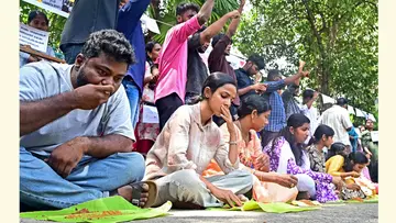സെക്രട്ടറിയറ്റിനുമുന്നിൽ എൽപി സ്കൂൾ ടീച്ചേഴ്സ് റാങ്ക് ഹോൾഡർമാർ മണ്ണുതിന്ന് പ്രതിഷേധിക്കുന്നു