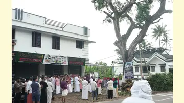 കല്ലമ്പലത്ത് മരം മുറിച്ചു മാറ്റുന്നതിനെതിരെ സംരക്ഷണസമിതി സംഘടിപ്പിച്ച പ്രതിഷേധം