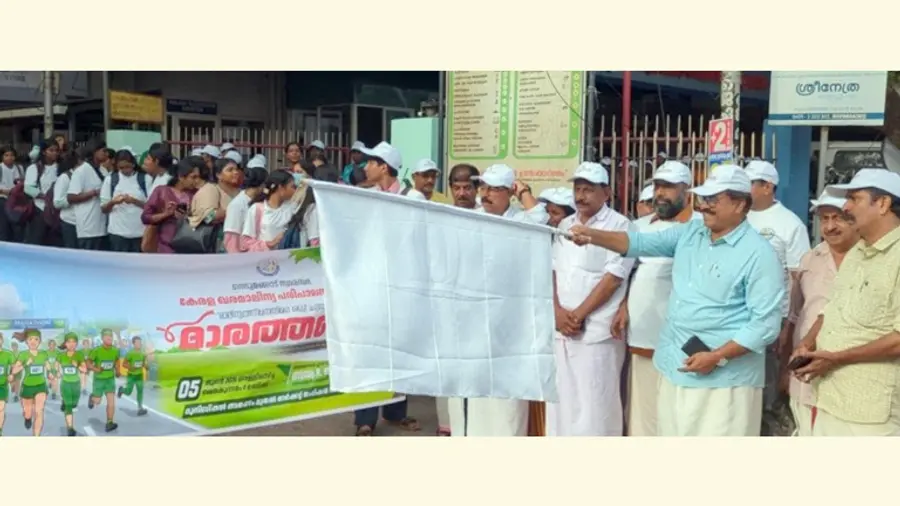 മാരത്തൺ നെടുമങ്ങാട് നഗരസഭാ അധ്യക്ഷൻ ആർ ജയദേവൻ ഫ്ലാഗ് ഓഫ് ചെയ്യുന്നു