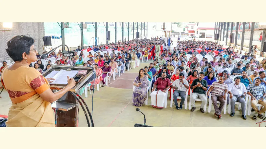 കേരള സെക്രട്ടറിയറ്റ് എംപ്ലോയീസ് അസോസിയേഷൻ വനിതാ വിഭാഗം കനല് സംഘടിപ്പിച്ച പ്രഭാഷണത്തില്
ജനാധിപത്യ മഹിളാ അസോസിയേഷൻ ജനറൽ സെക്രട്ടറി മറിയം ധാവ്ളെ സംസാരിക്കുന്നു