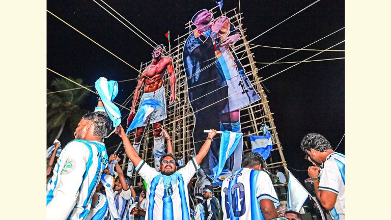 വിഴിഞ്ഞം ടൗൺഷിപ്പിൽ ബുധനാഴ്ച വൈകിട്ട് സ്ഥാപിച്ച അർജന്റീന താരം ലയണൽ മെസിയുടെ കൂറ്റൻ കട്ട് ഔട്ടിന്റെ മുന്നിൽ ആഹ്ലാദം പ്രകടിപ്പിക്കുന്ന ആരാധകർ. പോർച്ചുഗൽ താരം ക്രിസ്റ്റ്യാനോ റൊണാൾഡോയുടെ കട്ട് ഔട്ട് സമീപം കാണാം