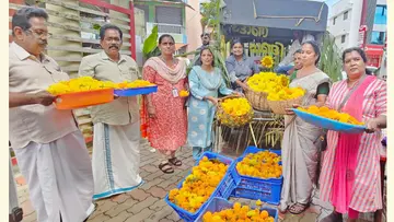 ചിറയിൻകീഴിൽ പുഷ്പക്കൃഷിക്ക് വിപണി കണ്ടെത്താനായി തയ്യാറാക്കിയ  ഓണവണ്ടി പ്രസിഡന്റ്‌ എസ് സിന്ധു ഉദ്ഘാടനംചെയ്യുന്നു 
