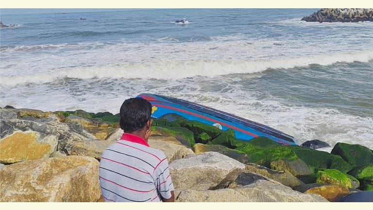 അഞ്ചുതെങ്ങ് മുതലപ്പൊഴി അഴിമുഖത്ത്‌ അടിക്കടിയുണ്ടാകുന്ന അപകടങ്ങൾ മത്സ്യമേഖലയിൽ ആശങ്കയുയർത്തുന്നു.  കടൽ പ്രക്ഷുബ്‌ധമായതോടെ ഒരാഴ്ചയ്‌ക്കിടെ അഴിമുഖമുനമ്പിൽ വള്ളങ്ങൾ അപകടത്തിൽപ്പെട്ട്‌ 13ൽപ്പരം മത്സ്യത്തൊഴിലാളികൾക്ക്‌ സാരമായി പരിക്കേറ്റു. മ