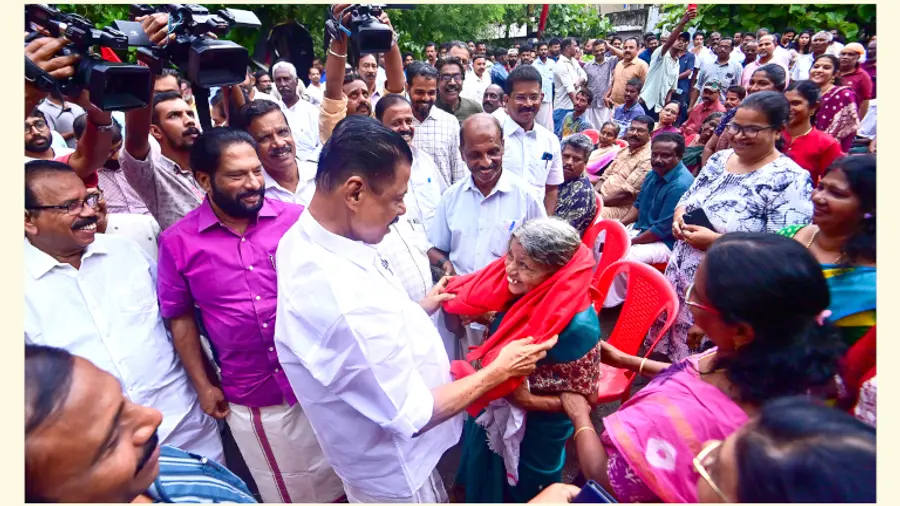 വിഴിഞ്ഞത്ത് സിപിഐ എം സംഘടിപ്പിച്ച പ്രതിരോധ സംഗമത്തിൽ പങ്കെടുക്കാനെത്തിയ സംസ്ഥാന സെക്രട്ടറി എം വി ഗോവിന്ദൻ സമരത്തിനെത്തിയ
വനിതാ വളന്റിയറെ ഹാരമണിയിച്ചപ്പോൾ