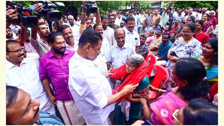വിഴിഞ്ഞത്ത്‌ സിപിഐ എം സംഘടിപ്പിച്ച പ്രതിരോധ സംഗമത്തിൽ പങ്കെടുക്കാനെത്തിയ സംസ്ഥാന സെക്രട്ടറി എം വി ഗോവിന്ദൻ സമരത്തിനെത്തിയ  വനിതാ വളന്റിയറെ ഹാരമണിയിച്ചപ്പോൾ