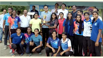 ജൂനിയർ നീന്തൽ മത്സരത്തിൽ ഓവറോൾ ചാമ്പ്യന്മാരായ തിരുവനന്തപുരത്തിന് എൻ പ്രശാന്ത് ട്രോഫി നൽകുന്നു