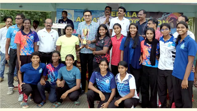 ജൂനിയർ നീന്തൽ മത്സരത്തിൽ ഓവറോൾ ചാമ്പ്യന്മാരായ തിരുവനന്തപുരത്തിന് എൻ പ്രശാന്ത് ട്രോഫി നൽകുന്നു