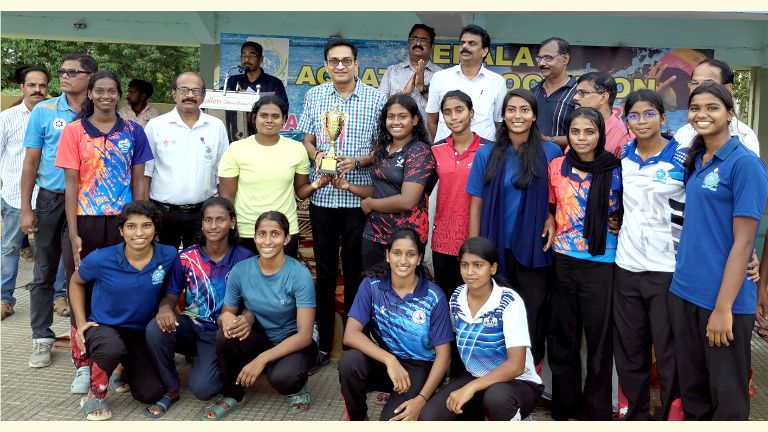ജൂനിയർ നീന്തൽ മത്സരത്തിൽ ഓവറോൾ ചാമ്പ്യന്മാരായ തിരുവനന്തപുരത്തിന് എൻ പ്രശാന്ത് ട്രോഫി നൽകുന്നു