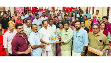 എൻജിഒ യൂണിയൻ നോർത്ത് ജില്ലയിൽ സമാഹരിച്ച ദേശാഭിമാനി വാർഷിക വരിസംഖ്യ  ജില്ലാ സെക്രട്ടറി  പി കെ വിനുകുമാർ സിപിഐ എം സംസ്ഥാന കമ്മിറ്റി അംഗം ഡി കെ മുരളി എംഎൽഎയ്ക്ക് കൈമാറുന്നു