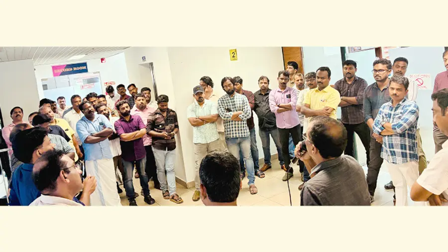 മാനദണ്ഡവിരുദ്ധ സ്ഥലംമാറ്റങ്ങൾക്കെതിരെ എൻജിഒ യൂണിയൻ തിരുവനന്തപുരം നോർത്ത് ജില്ലാ കമ്മിറ്റിയുടെ നേതൃത്വത്തിൽ ട്രഷറി വകുപ്പ് ആസ്ഥാനത്ത് നടത്തിയ പ്രതിഷേധം കെ പി സുനിൽ കുമാർ ഉദ്ഘാടനംചെയ്യുന്നു