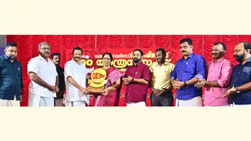 എൻജിഒ യൂണിയൻ മുൻ സംസ്ഥാന ട്രഷറർ വി കെ ഷീജയ്ക്ക് നൽകിയ യാത്രയയപ്പിൽ സിപിഐ എം സംസ്ഥാന സെക്രട്ടറി എം വി ഗോവിന്ദൻ ഉപഹാരം നൽകുന്നു ​