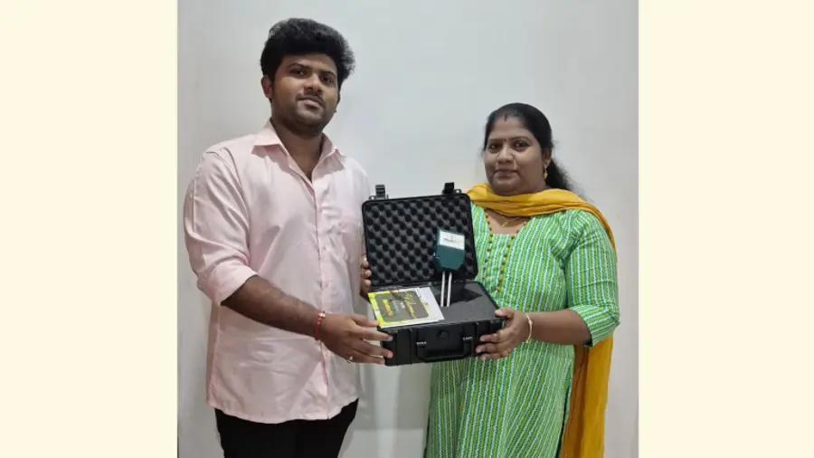 ഡോ. കവിത സന്തോഷും മകൻ അർജുനും ന്യൂട്രി ഉപകരണവുമായി