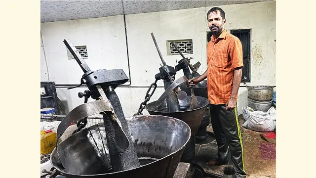 കിരൺ തന്റെ സനോജ് ഓയിൽ മില്ലിൽ