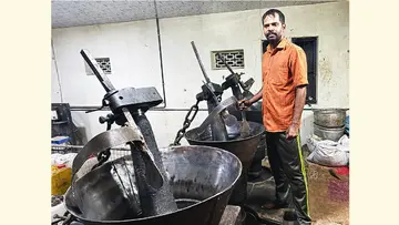  കിരൺ തന്റെ സനോജ് ഓയിൽ മില്ലിൽ 