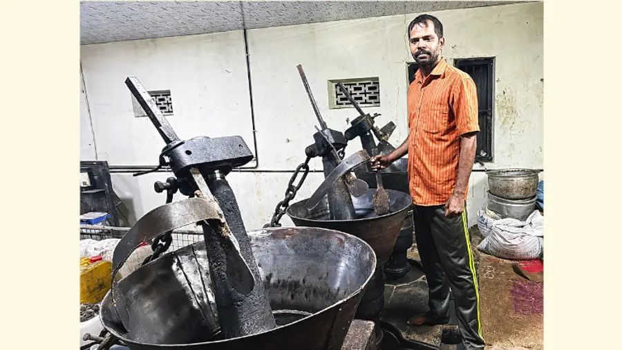  കിരൺ തന്റെ സനോജ് ഓയിൽ മില്ലിൽ 
