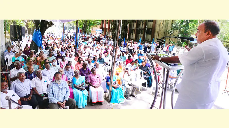 കെഎസ്എസ്പിയു ലോക്ഭവൻ മാർച്ചും ധർണയും ഐഎൻടിയുസി സംസ്ഥാന പ്രസിഡന്റ് ആർ ചന്ദ്രശേഖരൻ
ഉദ്ഘാടനം ചെയ്യുന്നു