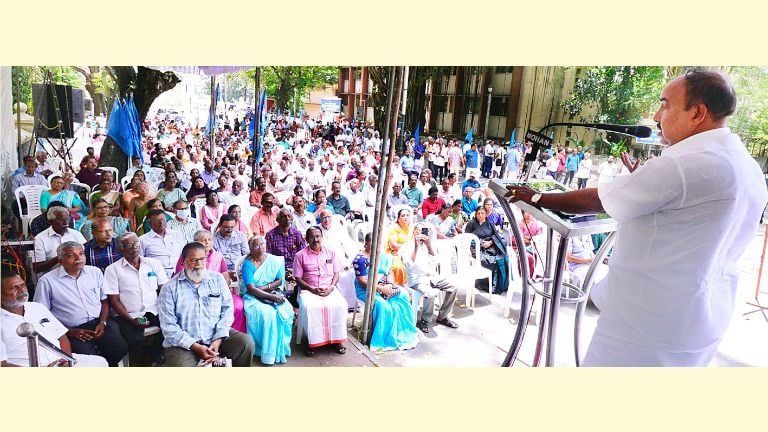 കെഎസ്‌എസ്‌പിയു ലോക്‌ഭവൻ മാർച്ചും ധർണയും ഐഎൻടിയുസി സംസ്ഥാന പ്രസിഡന്റ് ആർ ചന്ദ്രശേഖരൻ  ഉദ്ഘാടനം ചെയ്യുന്നു