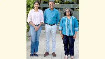 ഗവേഷകസംഘത്തിലുള്ള ഡോ. കെ ആർ മഹേന്ദ്രന്‍, വര്‍ഷ ഷാജി,  ഡോ. നീതു പുതുമഠത്തില്‍ എന്നിവര്‍