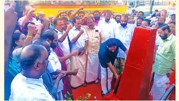 പേരൂർക്കട സദാശിവൻ സ്മൃതിമണ്ഡപത്തിൽ സിപിഐ എം ജില്ലാ സെക്രട്ടറി വി ജോയി പുഷ്പചക്രം അർപ്പിക്കുന്നു