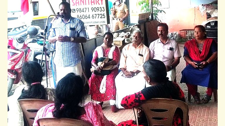 വി മുരളീധരന്റെ ജാതി വിവേചനത്തിനെതിരെ ചാവടിമുക്കിൽ നടന്ന പ്രതിഷേധ സായാഹ്നം പികെഎസ് ജില്ലാ പ്രസിഡന്റ്‌  എസ് സുനിൽകുമാർ ഉദ്ഘാടനം ചെയ്യുന്നു 